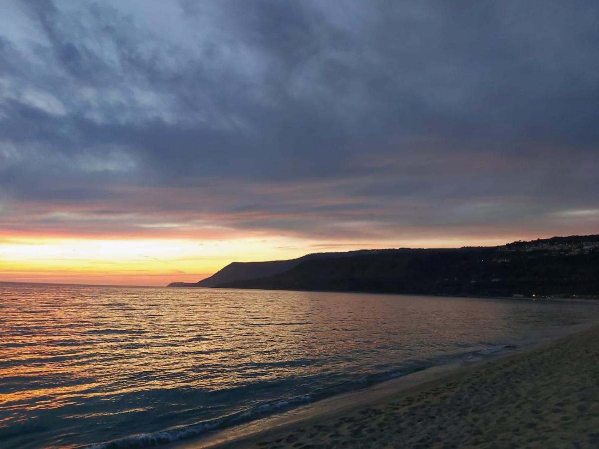 Tramonto sul mare vicino a Nicotera