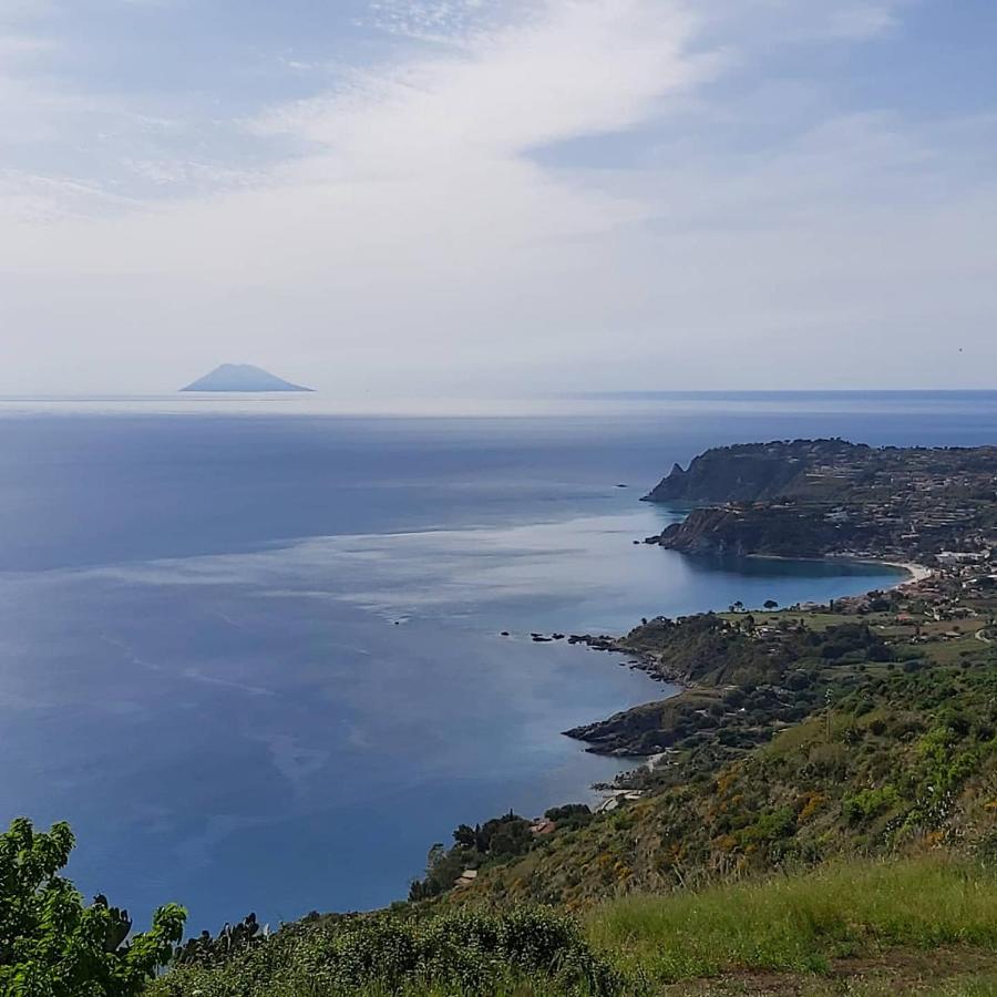 La Costa degli Dei vista dall'alto, con Stromboli all'orizzonte