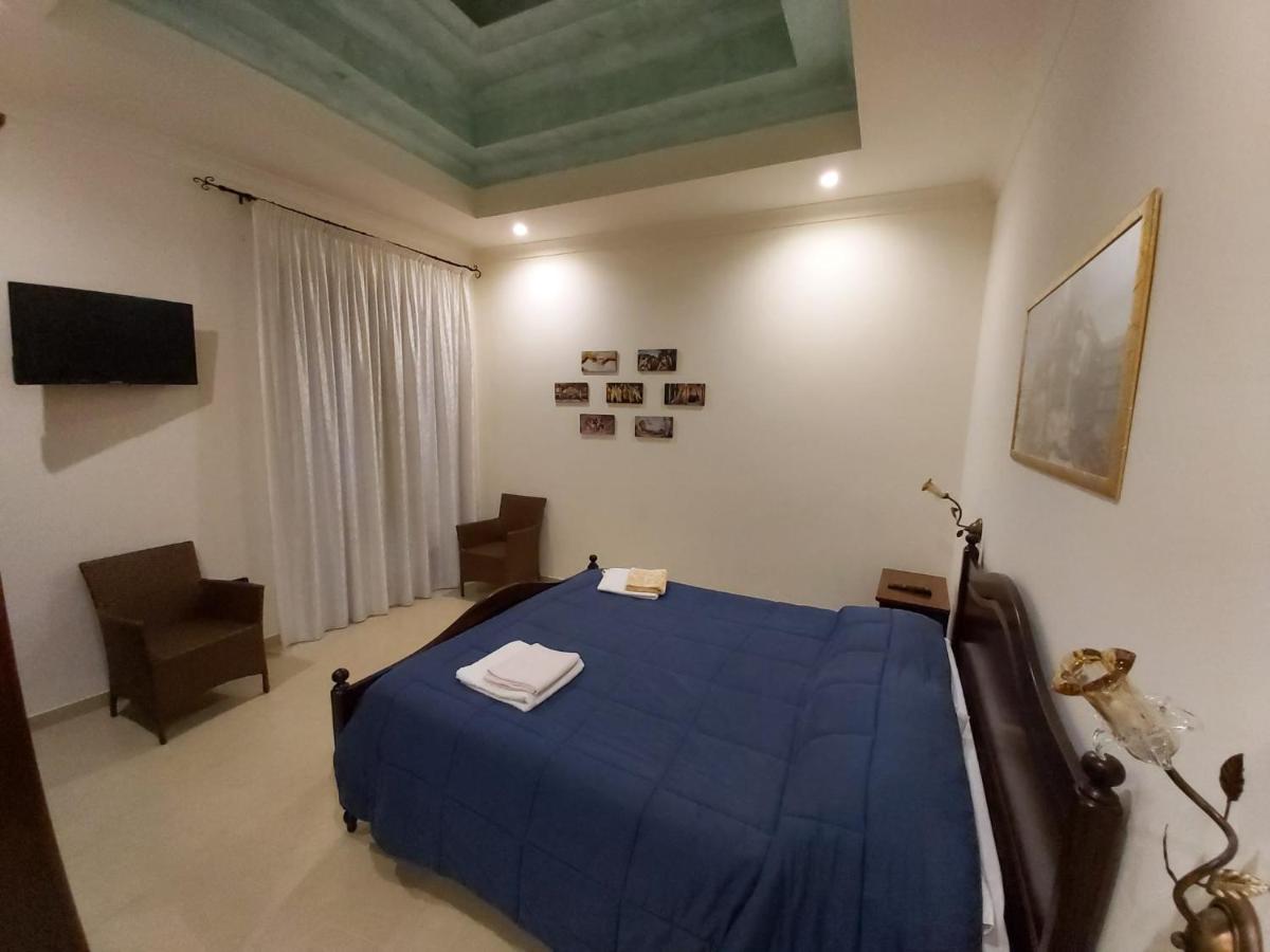 Camera con letto matrimoniale e aria condizionata